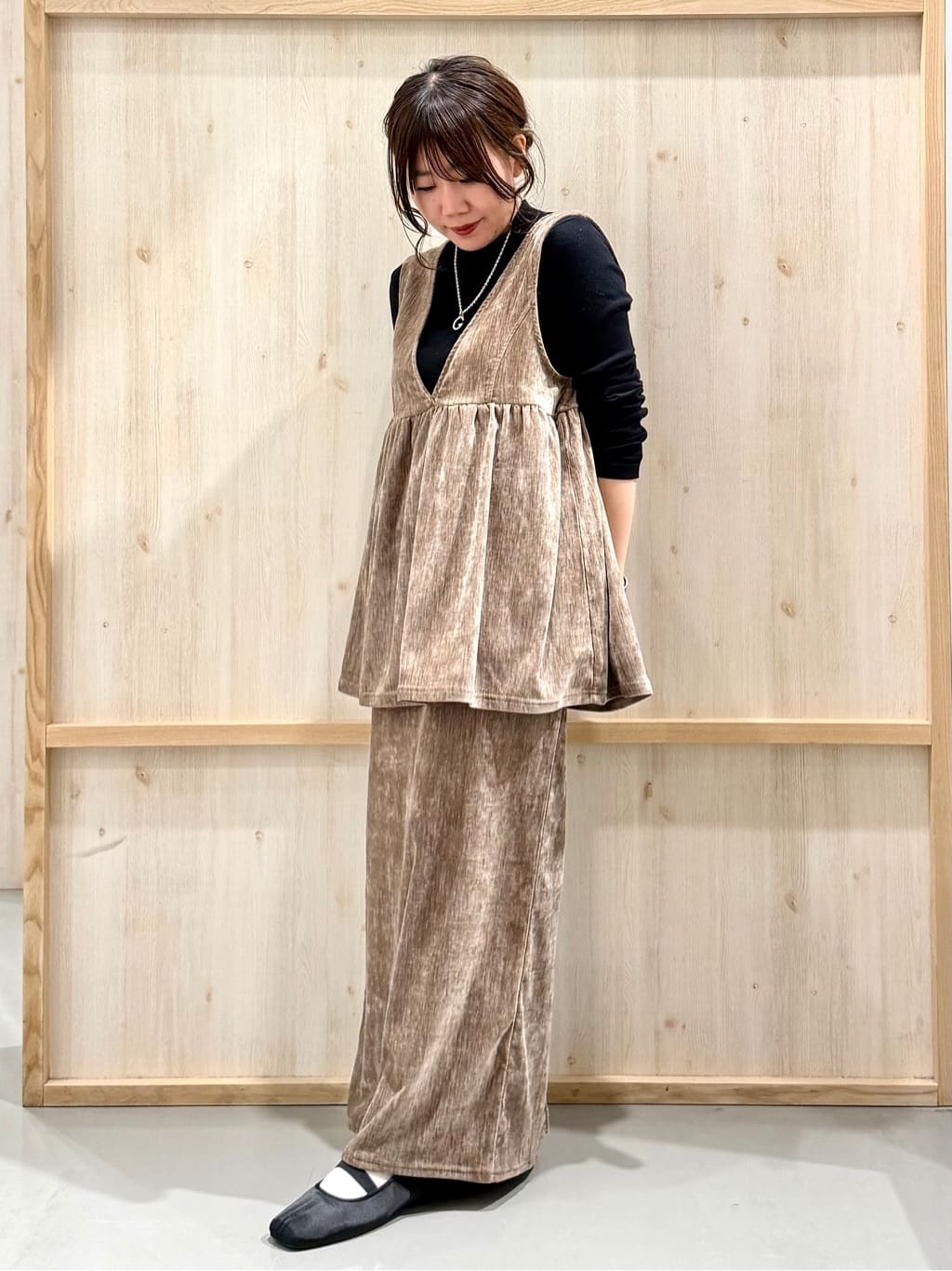 nanaさんの「THE SHOP TK｜ベロアセットアップ」を使ったコーディネート