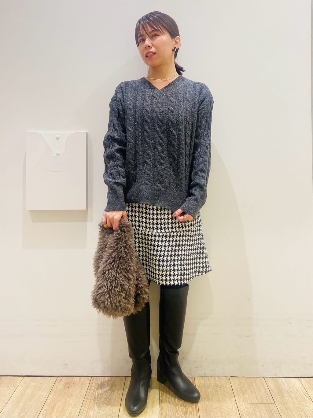 YUKOさんの「index｜ラメ混ファンシーケーブルVネックニット【洗濯機OK】」を使ったコーディネート