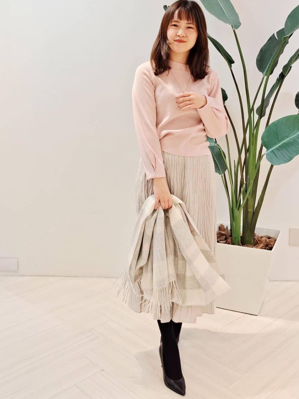 YuKaRiさんの「UNTITLED｜【きれいめ/洗える】ラメ入りワイドボートネックニット」を使ったコーディネート