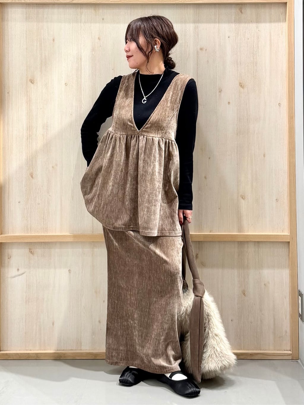 nanaさんの「THE SHOP TK｜ベロアセットアップ」を使ったコーディネート