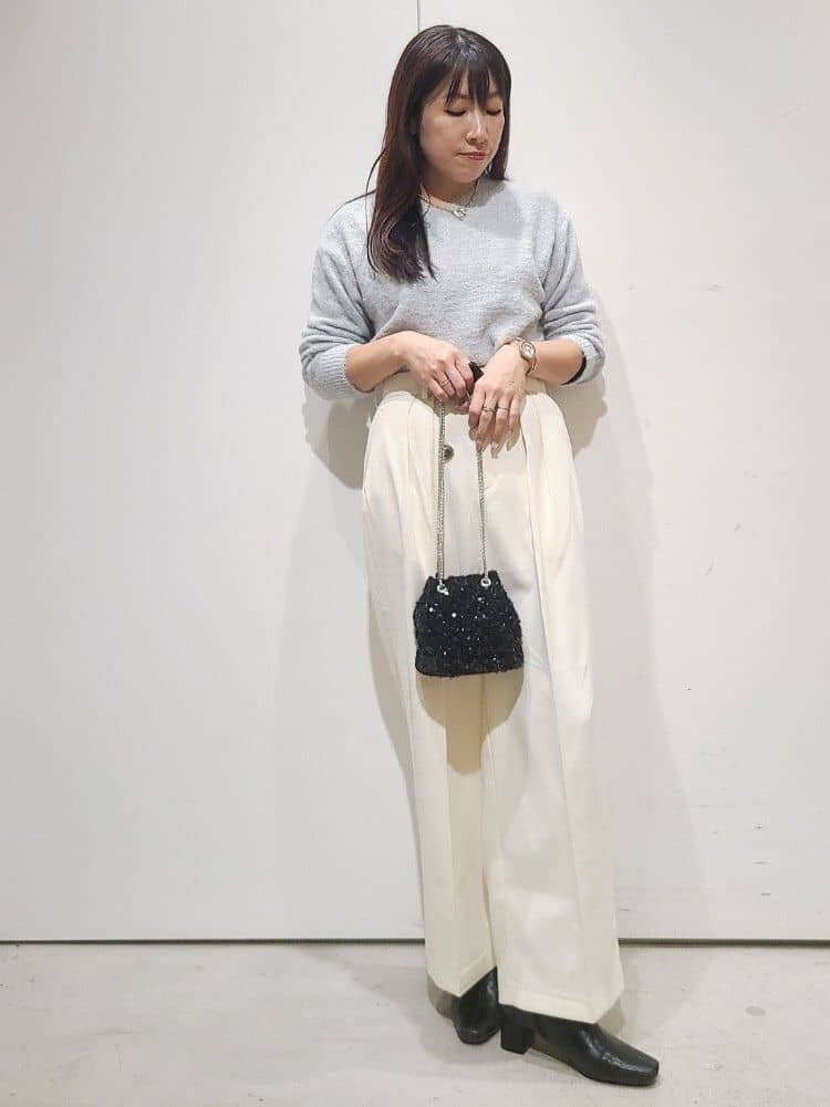 hmさんの「OPAQUE.CLIP｜スパンコールフェザーVネックニット【洗濯機OK】」を使ったコーディネート