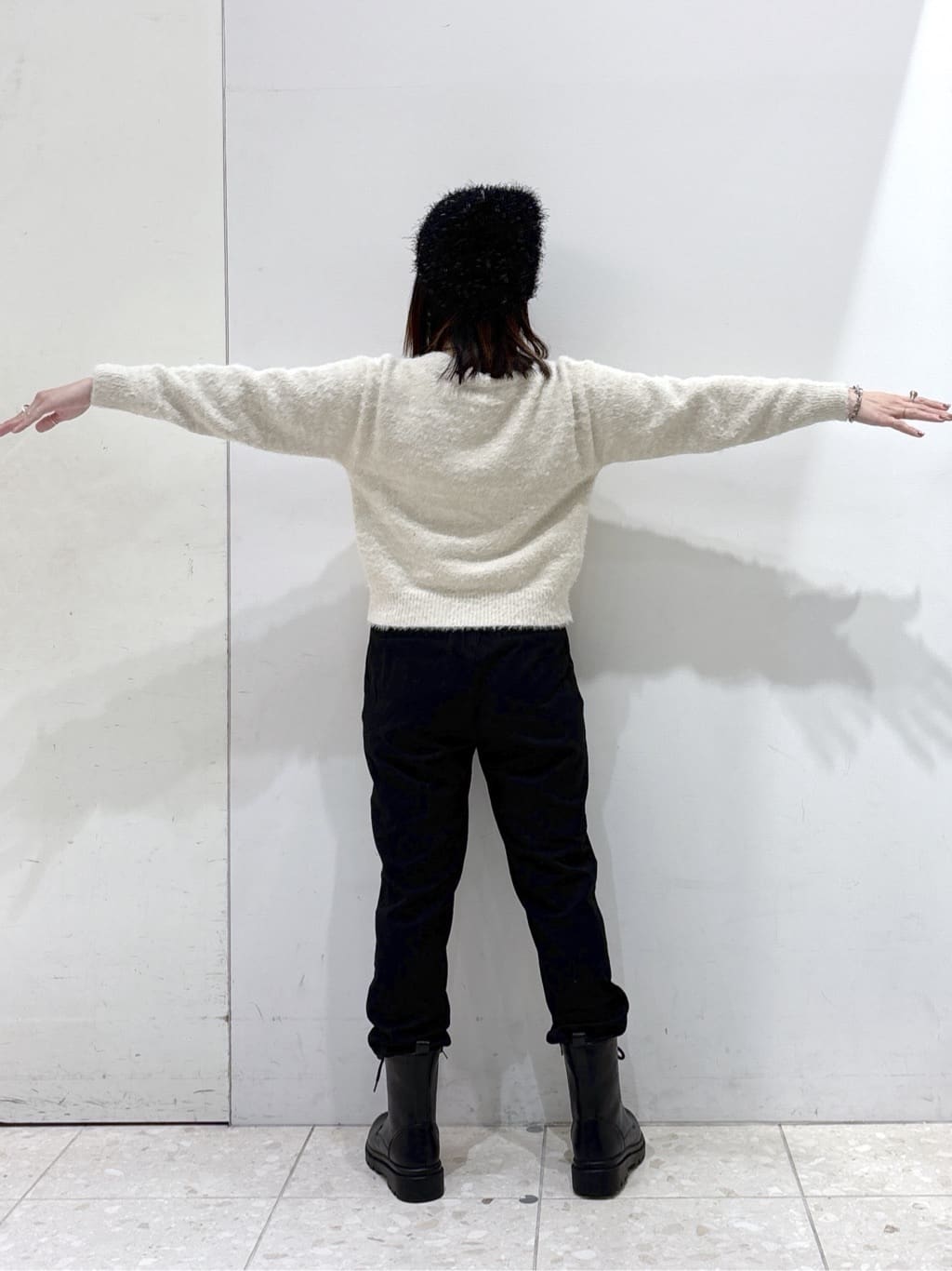 mameさんの「OPAQUE.CLIP｜スパンコールフェザーVネックニット【洗濯機OK】」を使ったコーディネート