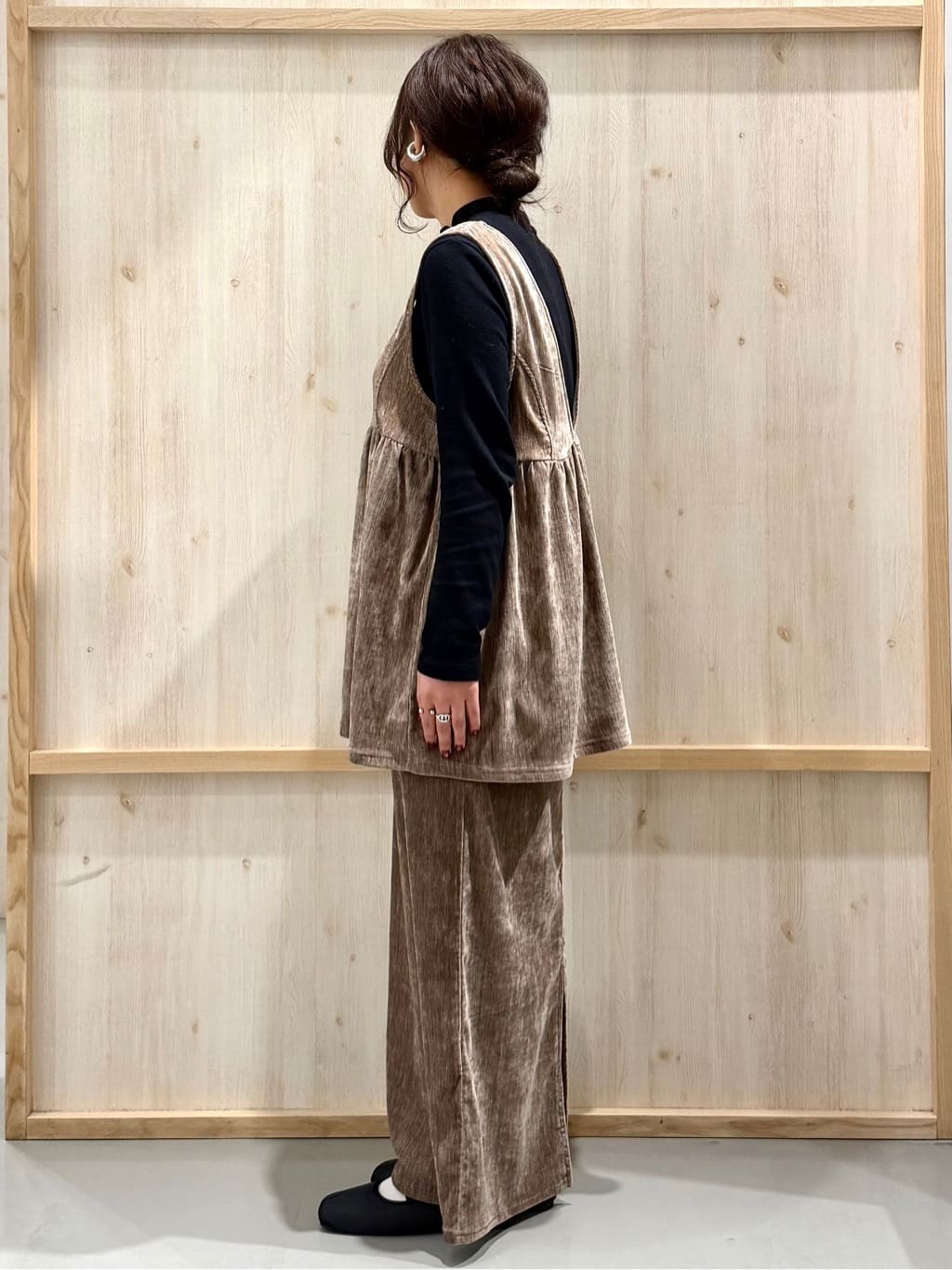 nanaさんの「THE SHOP TK｜ベロアセットアップ」を使ったコーディネート