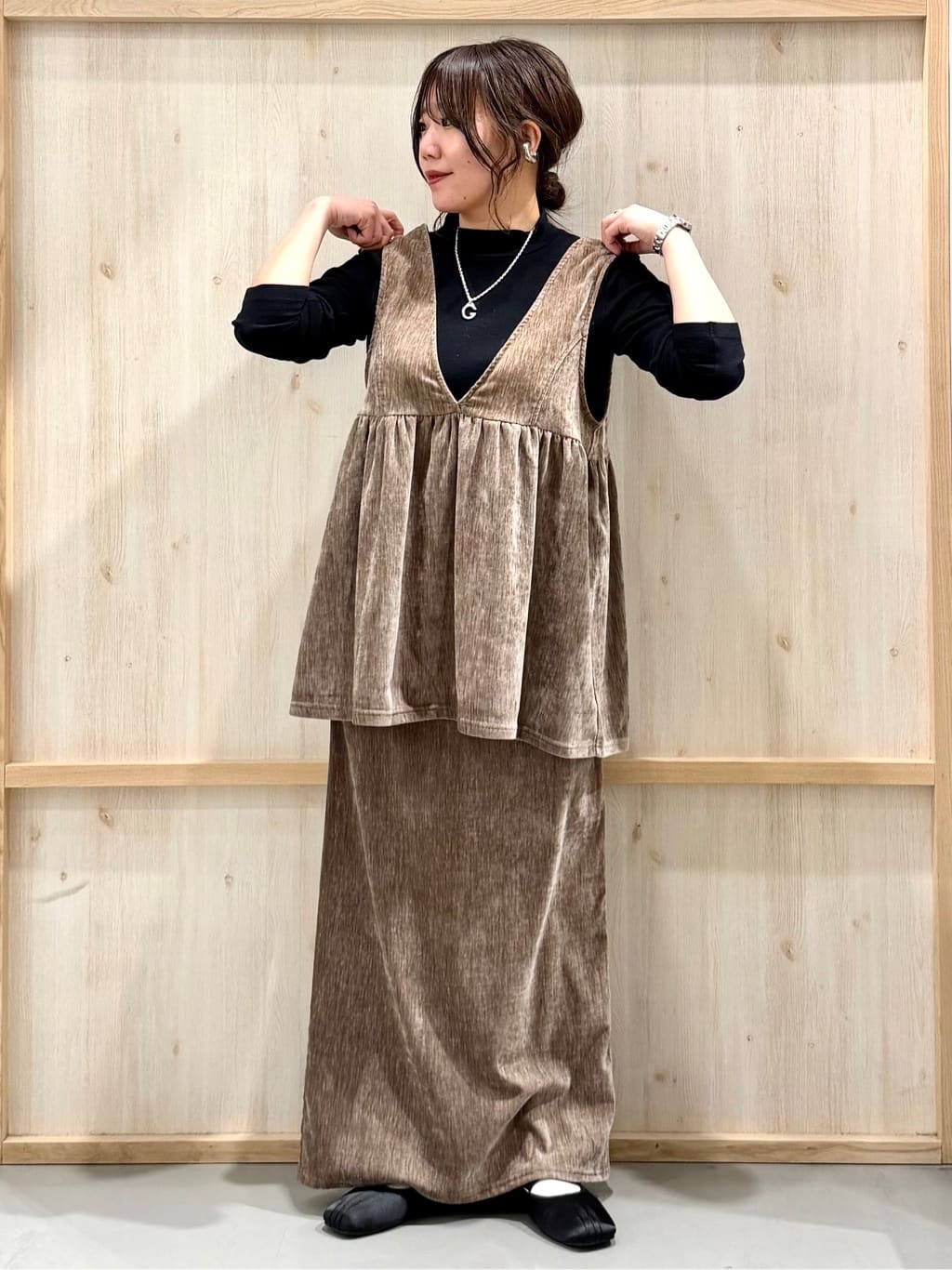 nanaさんの「THE SHOP TK｜ベロアセットアップ」を使ったコーディネート