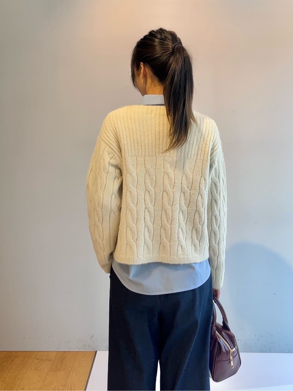 cotaniさんの「grove｜ふんわり包み込む ケーブルボートネックニット」を使ったコーディネート
