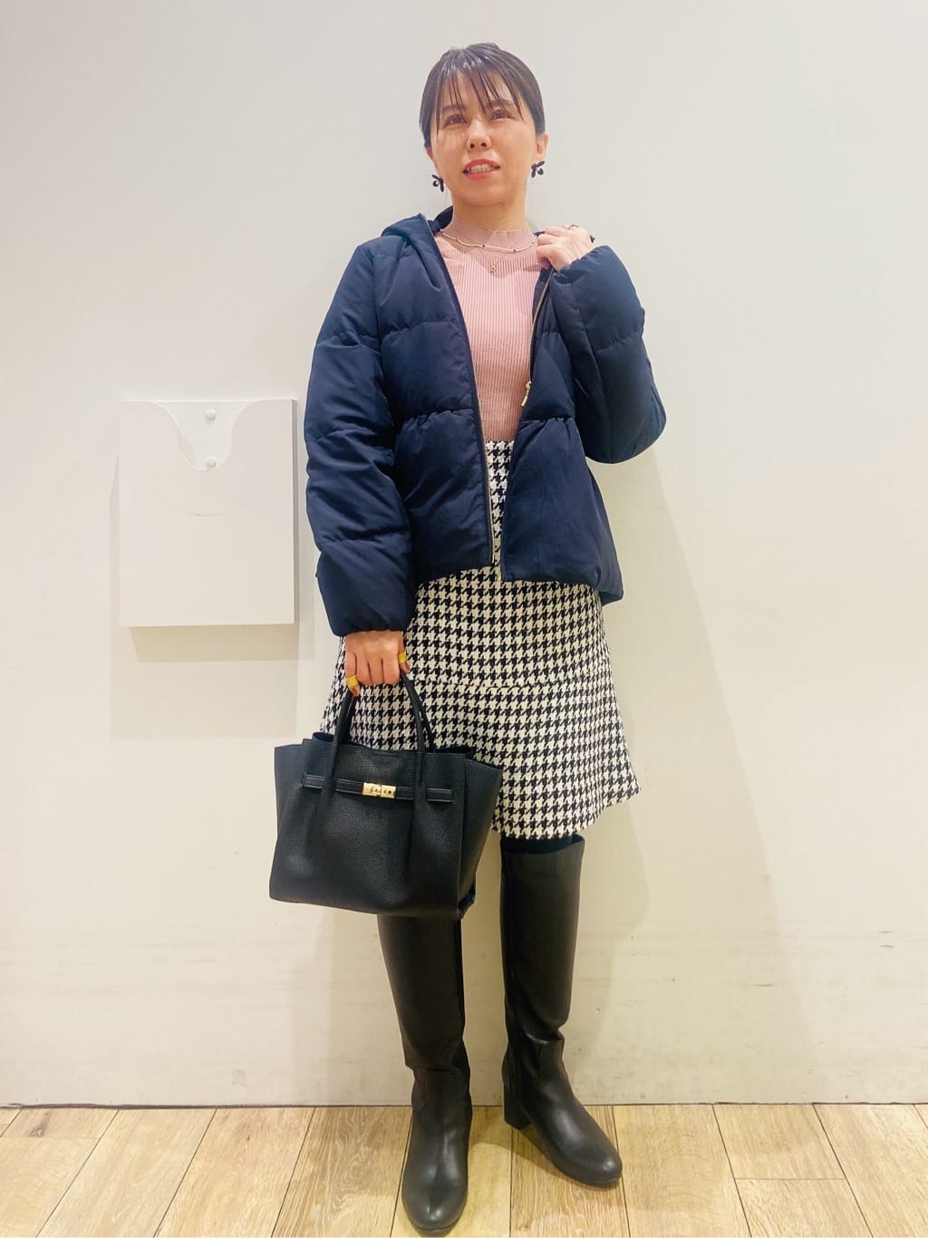 YUKOさんの「index｜ショルダーチュールフリルハイネックニット【洗濯機OK／抗ピル】」を使ったコーディネート