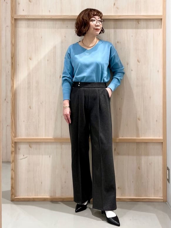 nakoさんの「THE SHOP TK｜【すっきりシルエットが叶う】大人のためのVネックニット/毛玉になりにくい/静電気防止/洗濯機OK」を使ったコーディネート