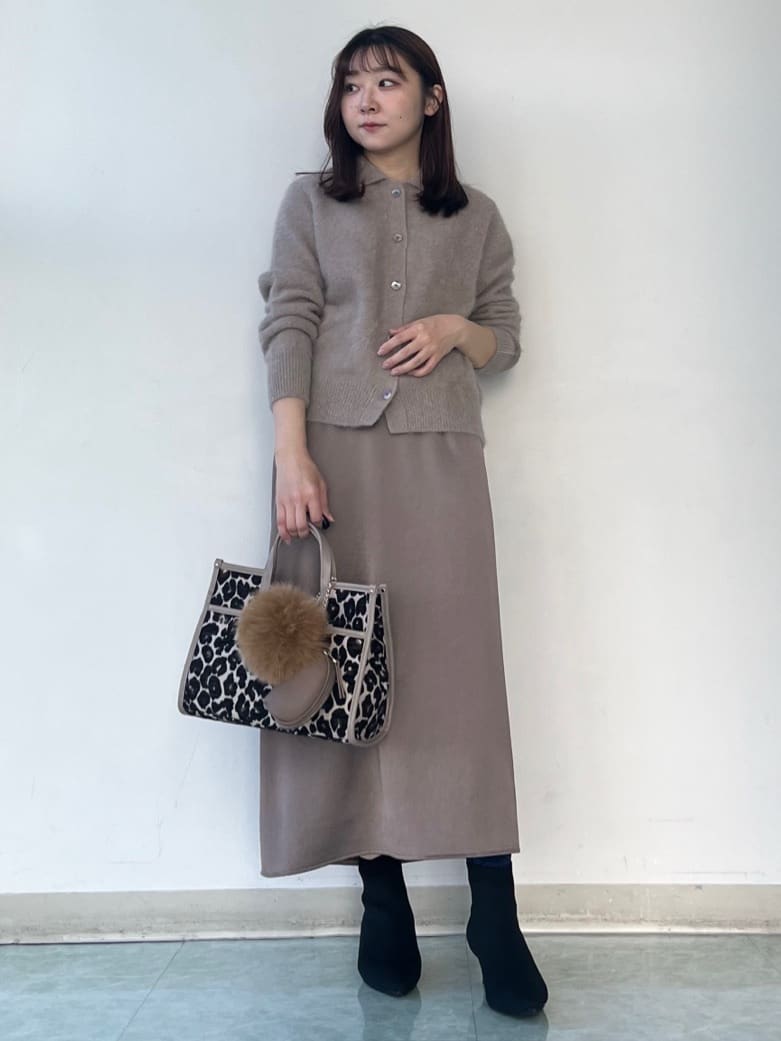 KAHOさんの「UNTITLED｜【ふわふわニット/オンオフ使える】フォックスカシミヤ衿付きカーディガン」を使ったコーディネート