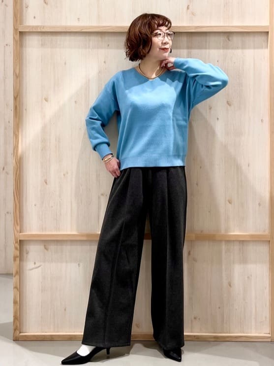 nakoさんの「THE SHOP TK｜【すっきりシルエットが叶う】大人のためのVネックニット/毛玉になりにくい/静電気防止/洗濯機OK」を使ったコーディネート