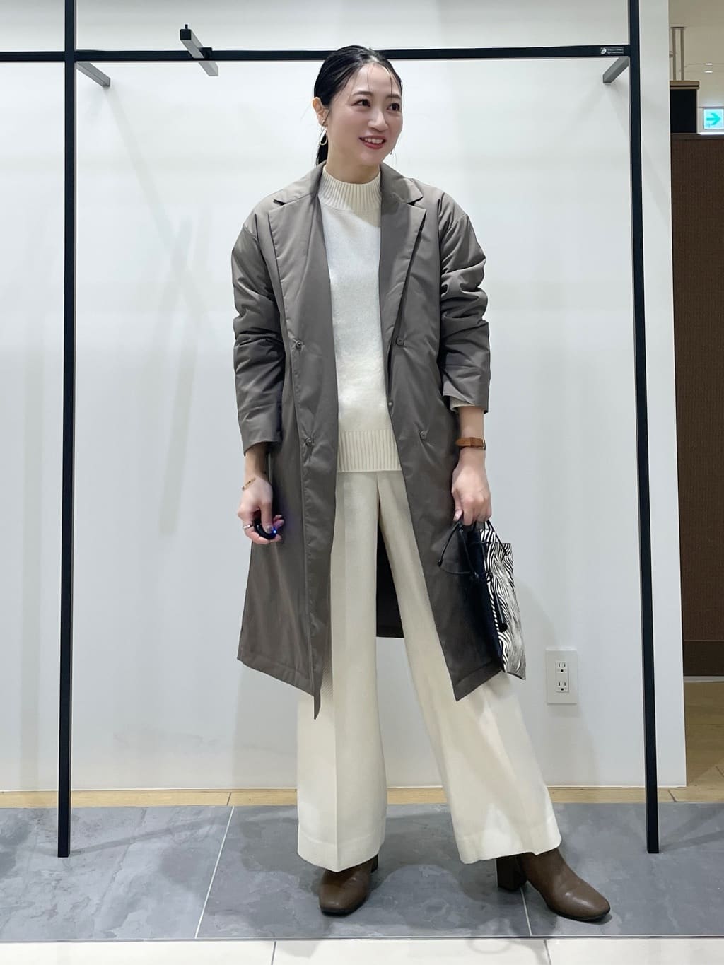 shihoさんの「INDIVI｜【超軽量／蓄熱】ライトパフチェスターコート」を使ったコーディネート
