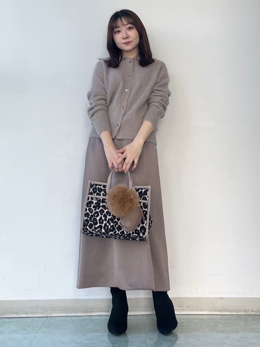 KAHOさんの「UNTITLED｜【ふわふわニット/オンオフ使える】フォックスカシミヤ衿付きカーディガン」を使ったコーディネート