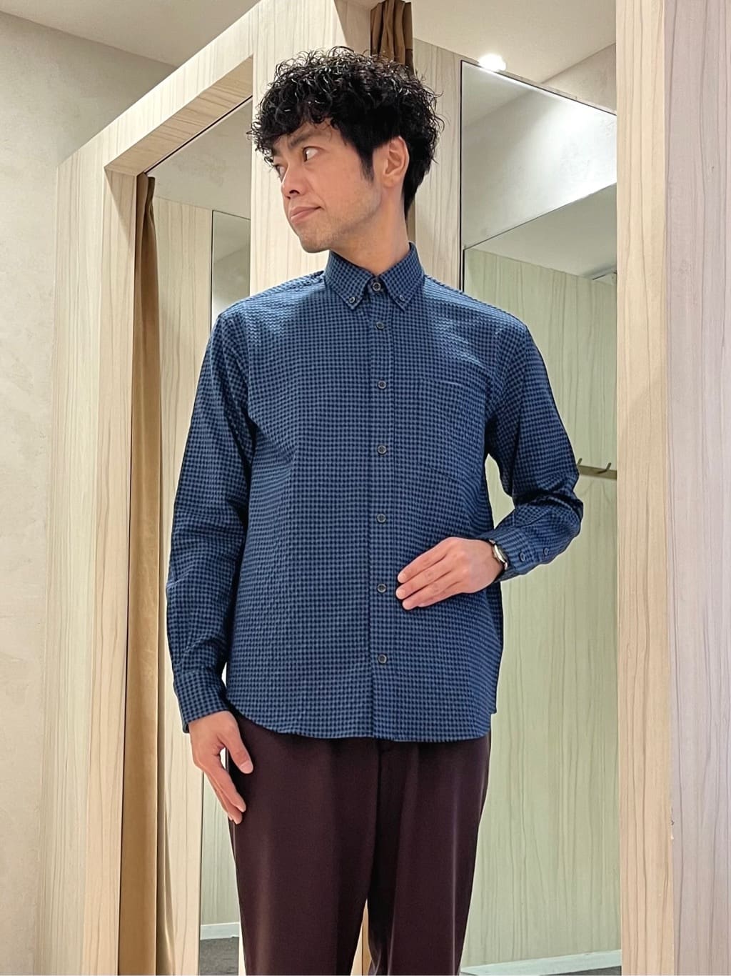 URAさんの「TAKEO KIKUCHI｜【抗菌防臭/シーズンレス】シアサッカーギンガムチェック ストレッチシャツ」を使ったコーディネート