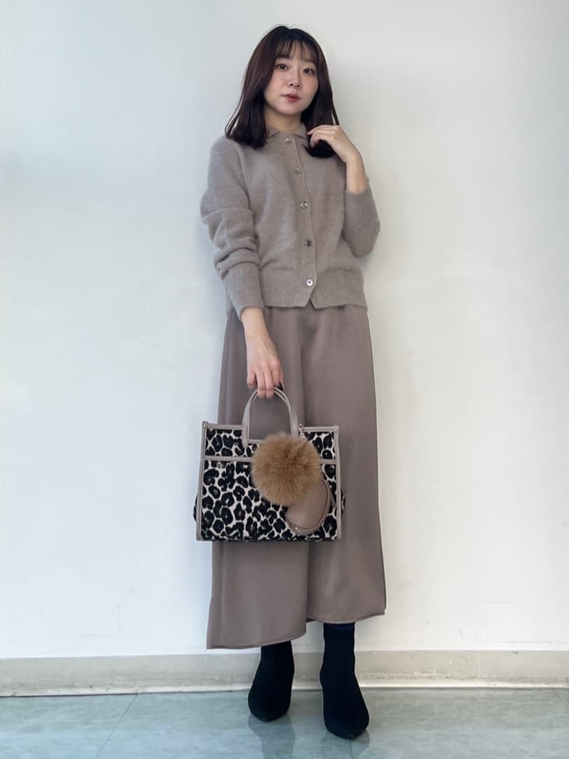 KAHOさんの「UNTITLED｜【ふわふわニット/オンオフ使える】フォックスカシミヤ衿付きカーディガン」を使ったコーディネート