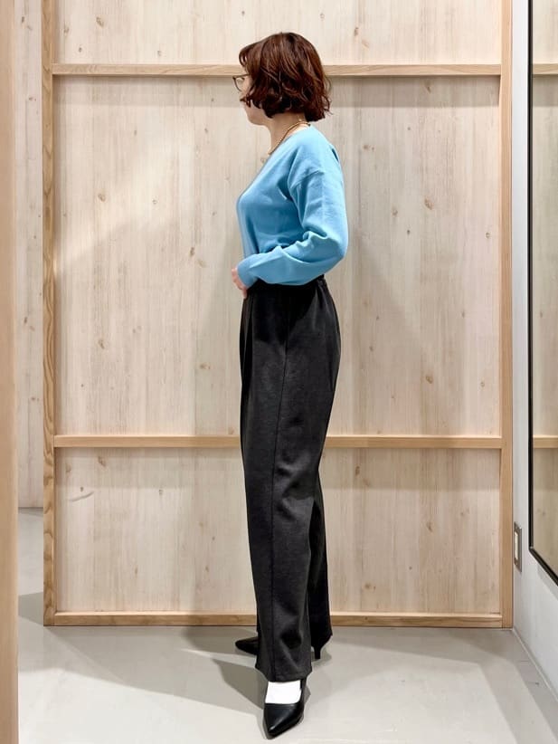 nakoさんの「THE SHOP TK｜【すっきりシルエットが叶う】大人のためのVネックニット/毛玉になりにくい/静電気防止/洗濯機OK」を使ったコーディネート