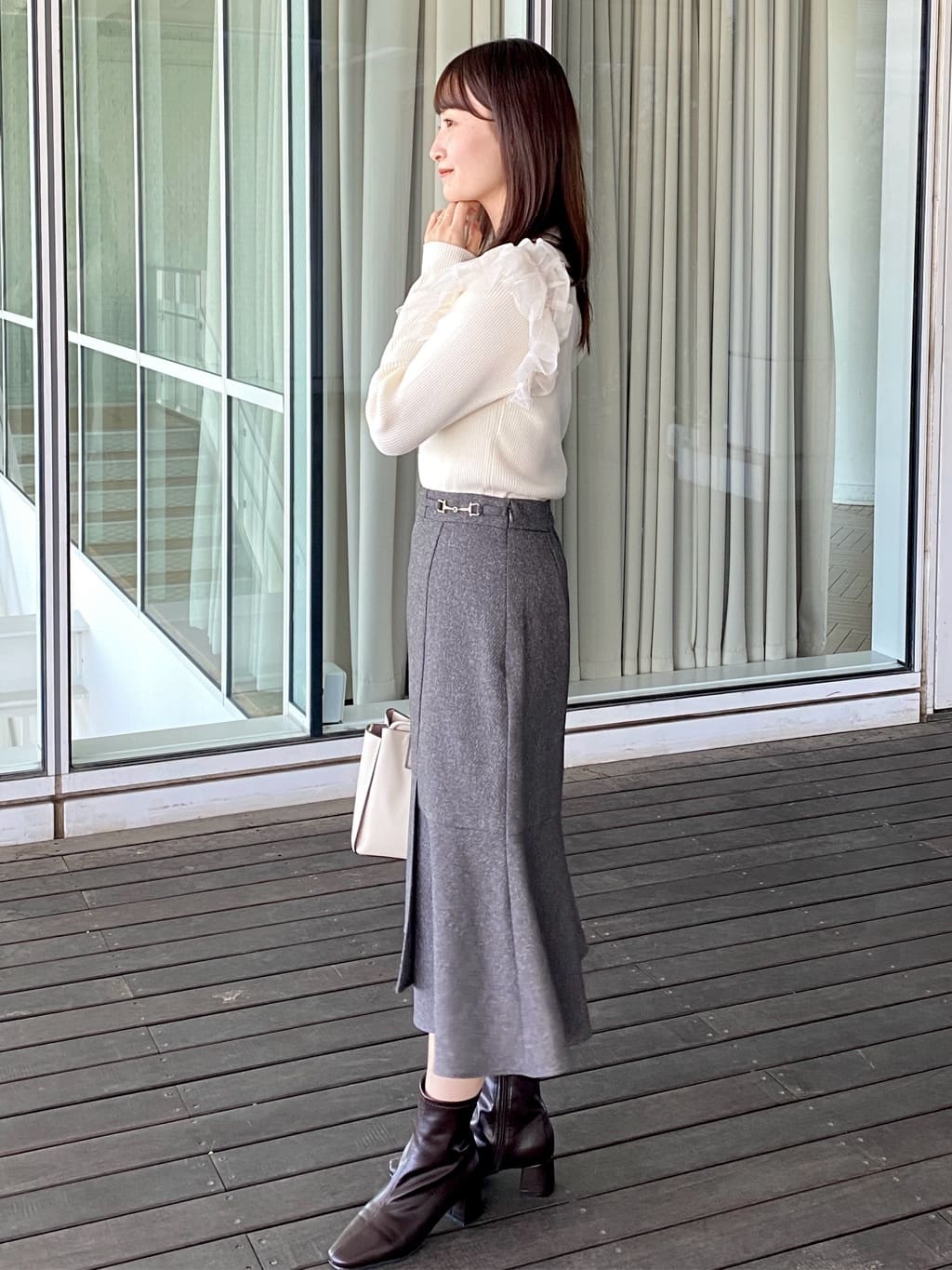 みさかさんの「index｜ショルダーチュールフリルハイネックニット【洗濯機OK／抗ピル】」を使ったコーディネート