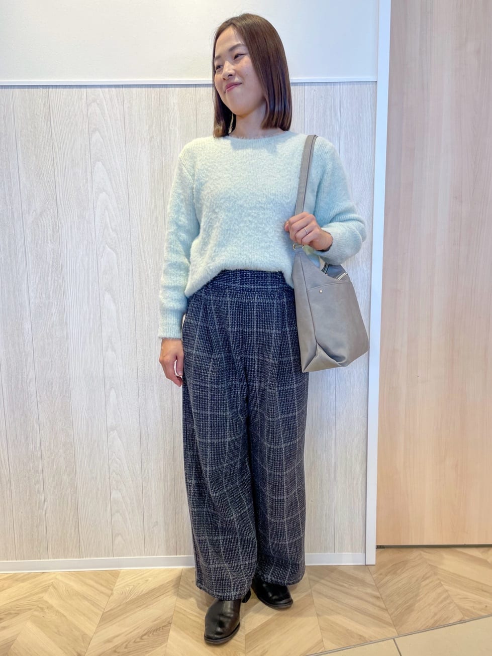 tomoさんの「SHOO･LA･RUE｜【S-LL】きらっと華やか ふんわりラメフェザーニット」を使ったコーディネート