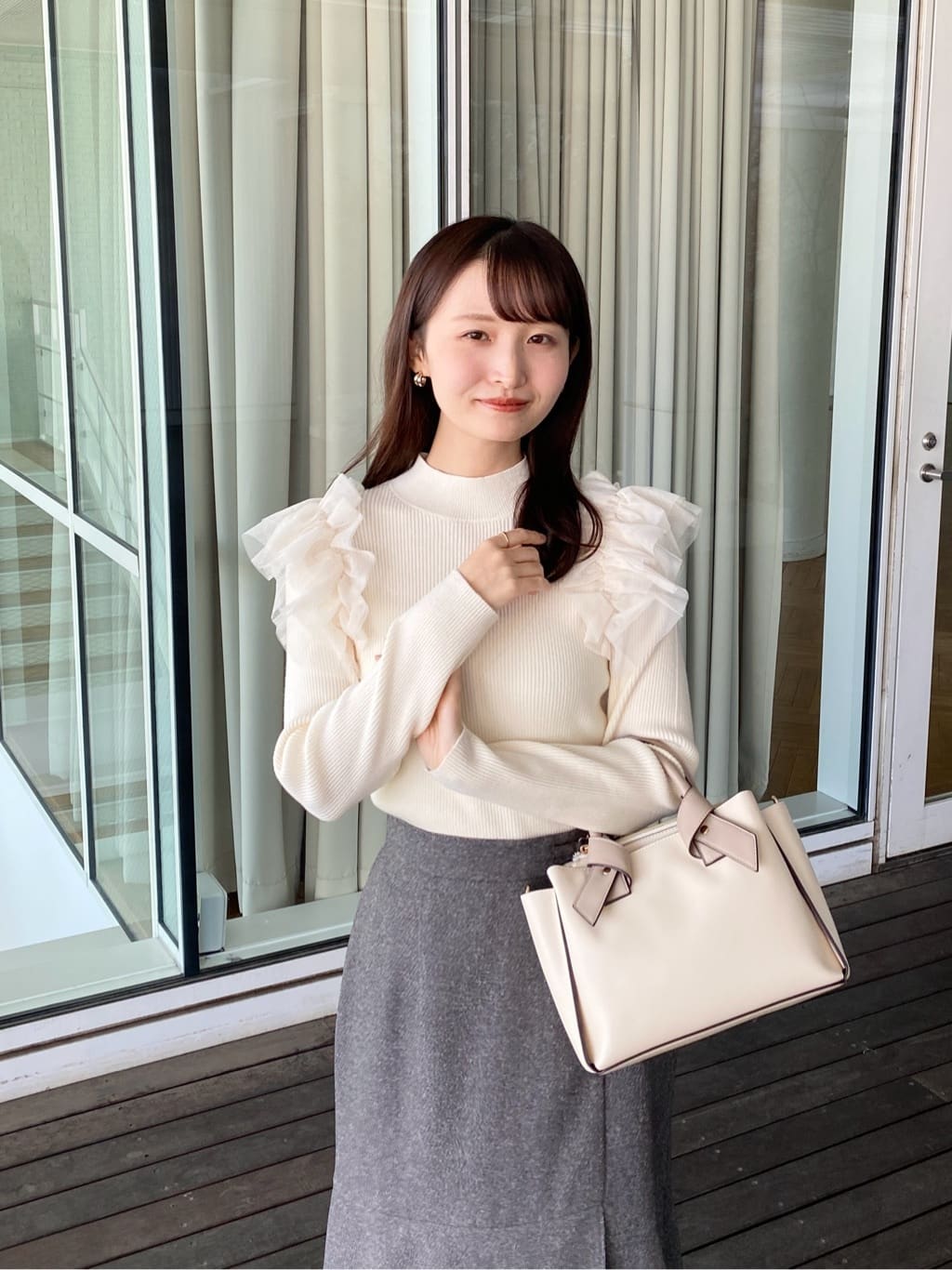 みさかさんの「index｜ショルダーチュールフリルハイネックニット【洗濯機OK／抗ピル】」を使ったコーディネート