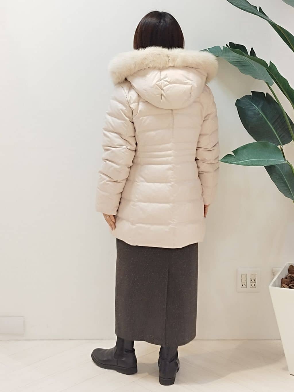 s u g iさんの「UNTITLED｜【はっ水機能/フード取り外し可】ミディダウンコート」を使ったコーディネート
