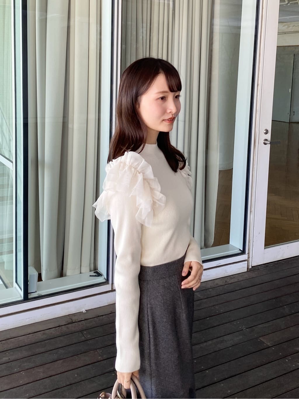 みさかさんの「index｜ショルダーチュールフリルハイネックニット【洗濯機OK／抗ピル】」を使ったコーディネート