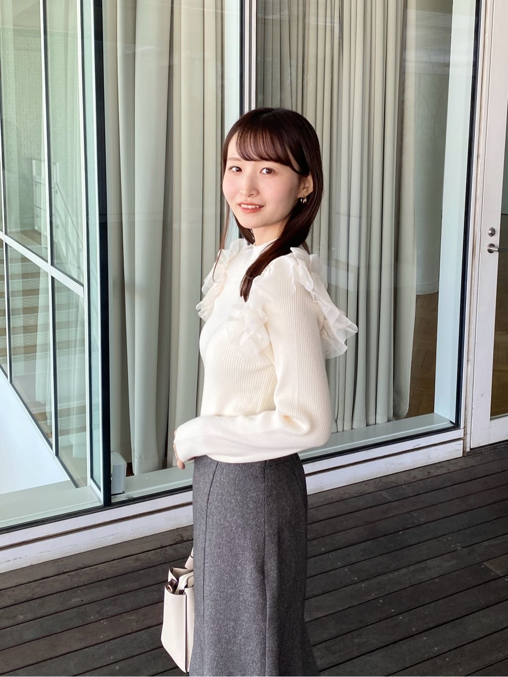 みさかさんの「index｜ショルダーチュールフリルハイネックニット【洗濯機OK／抗ピル】」を使ったコーディネート