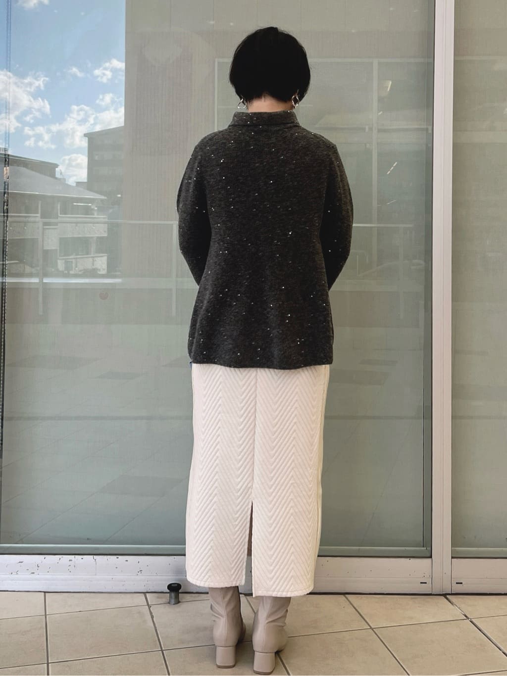 yo-koさんの「OPAQUE.CLIP｜スパンコールラメ衿2WAYペプラムニット【洗濯機OK】」を使ったコーディネート