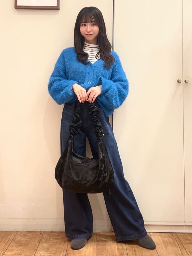 AIRIさんの「SHOO･LA･RUE｜フェザーVネックカーディガン」を使ったコーディネート