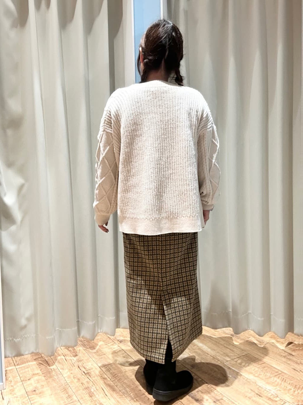 Hikaさんの「SHOO･LA･RUE｜【洗濯機可/S-LL】スカラップネックが上品な ビジュー付きニット」を使ったコーディネート