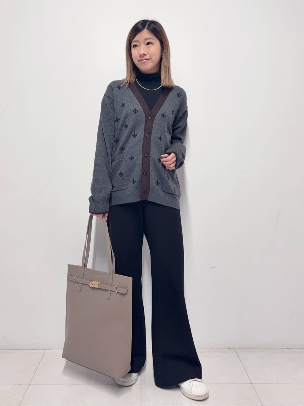 Nishijimaさんの「DRESSTERIOR｜【インナー使いに最適/しっとり暖かな吸湿発熱素材】タートルネックプルオーバー」を使ったコーディネート