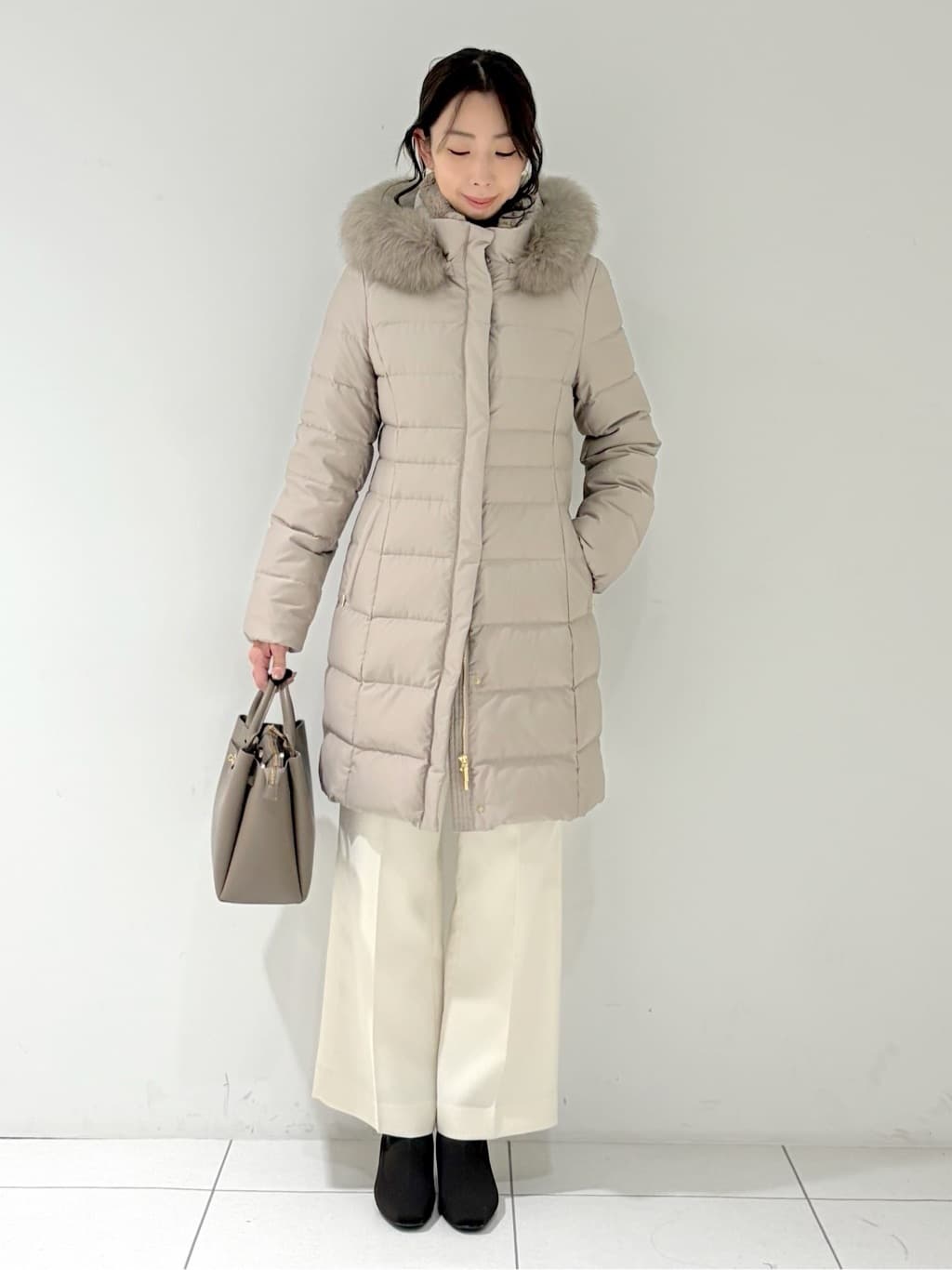 shioriさんの「INDIVI｜【名品／撥水／抗菌防臭】ロング丈リサイクルダウンコート」を使ったコーディネート