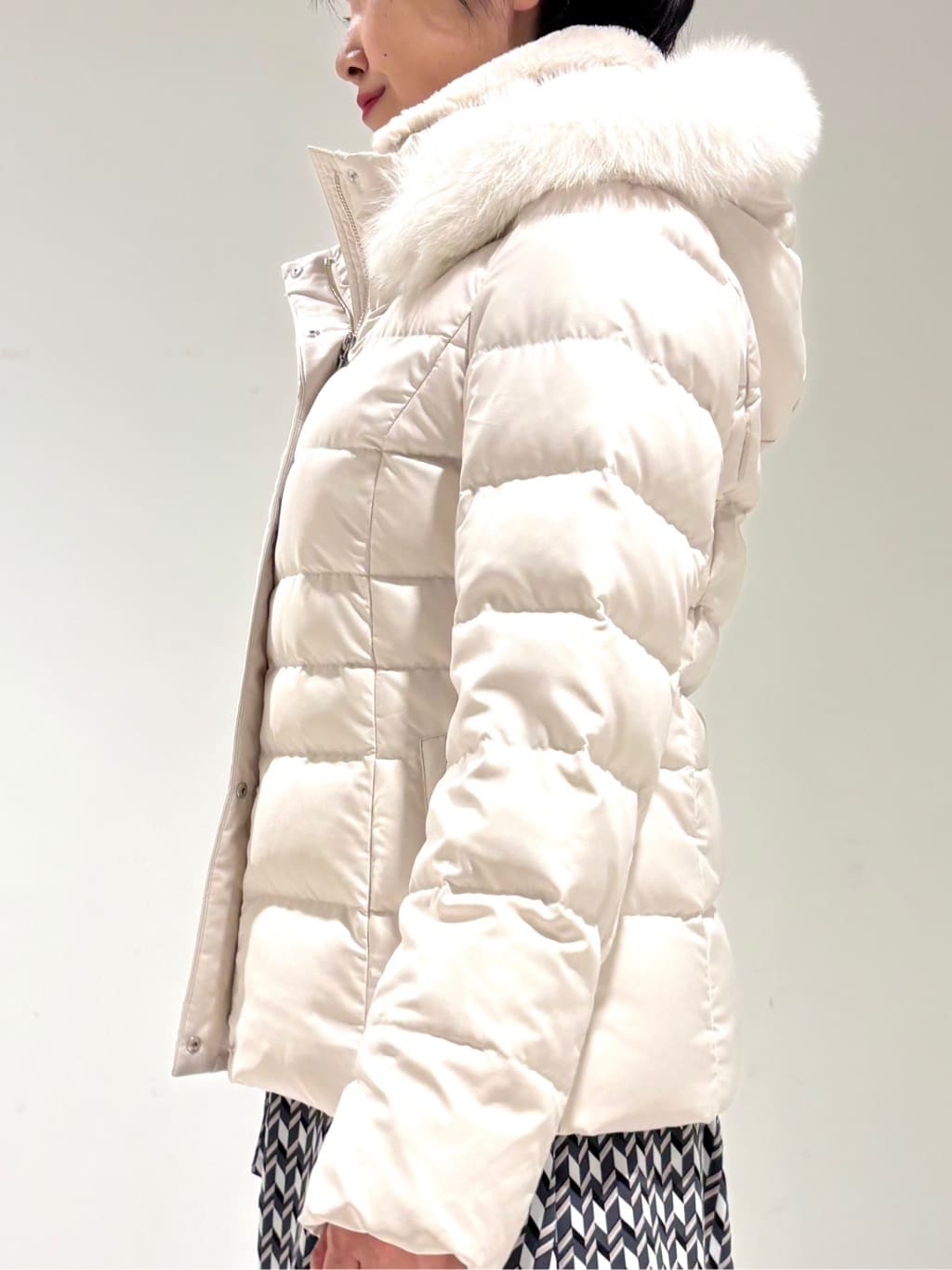 momokoさんの「INDIVI｜【名品／撥水／抗菌防臭】ショート丈リサイクルダウンコート」を使ったコーディネート