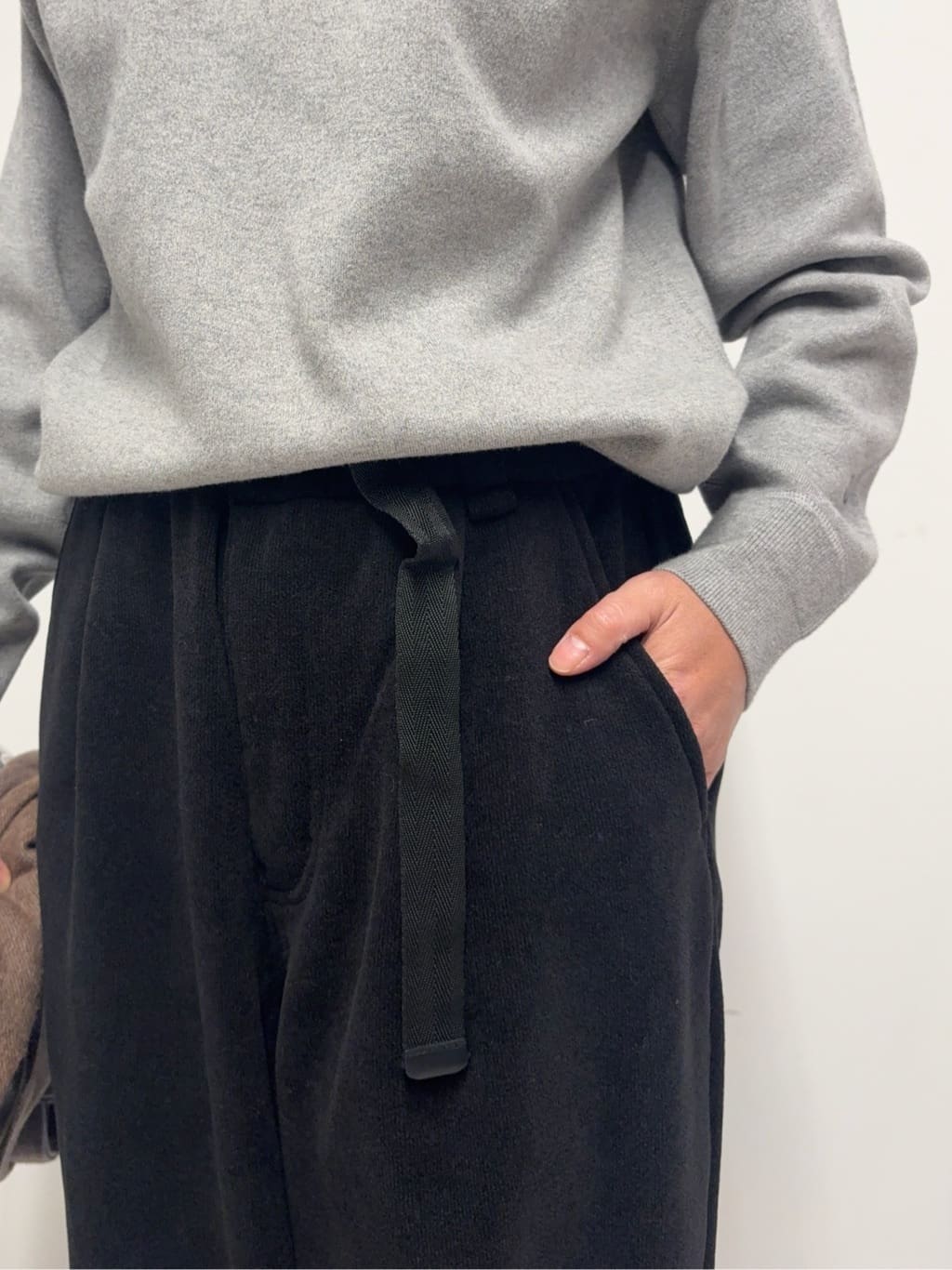Nishijimaさんの「DRESSTERIOR｜◆THOUSAND MILE（サウザンドマイル）KNIT FLEECE BELT PANTS｜パンツ」を使ったコーディネート