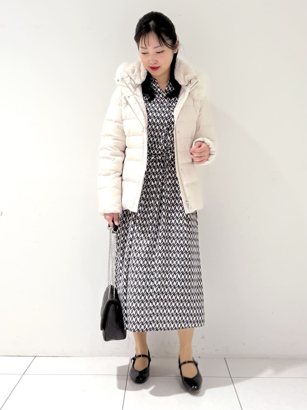 momokoさんの「INDIVI｜【名品／撥水／抗菌防臭】ショート丈リサイクルダウンコート」を使ったコーディネート