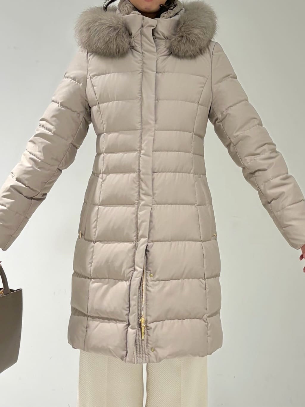 shioriさんの「INDIVI｜【名品／撥水／抗菌防臭】ロング丈リサイクルダウンコート」を使ったコーディネート