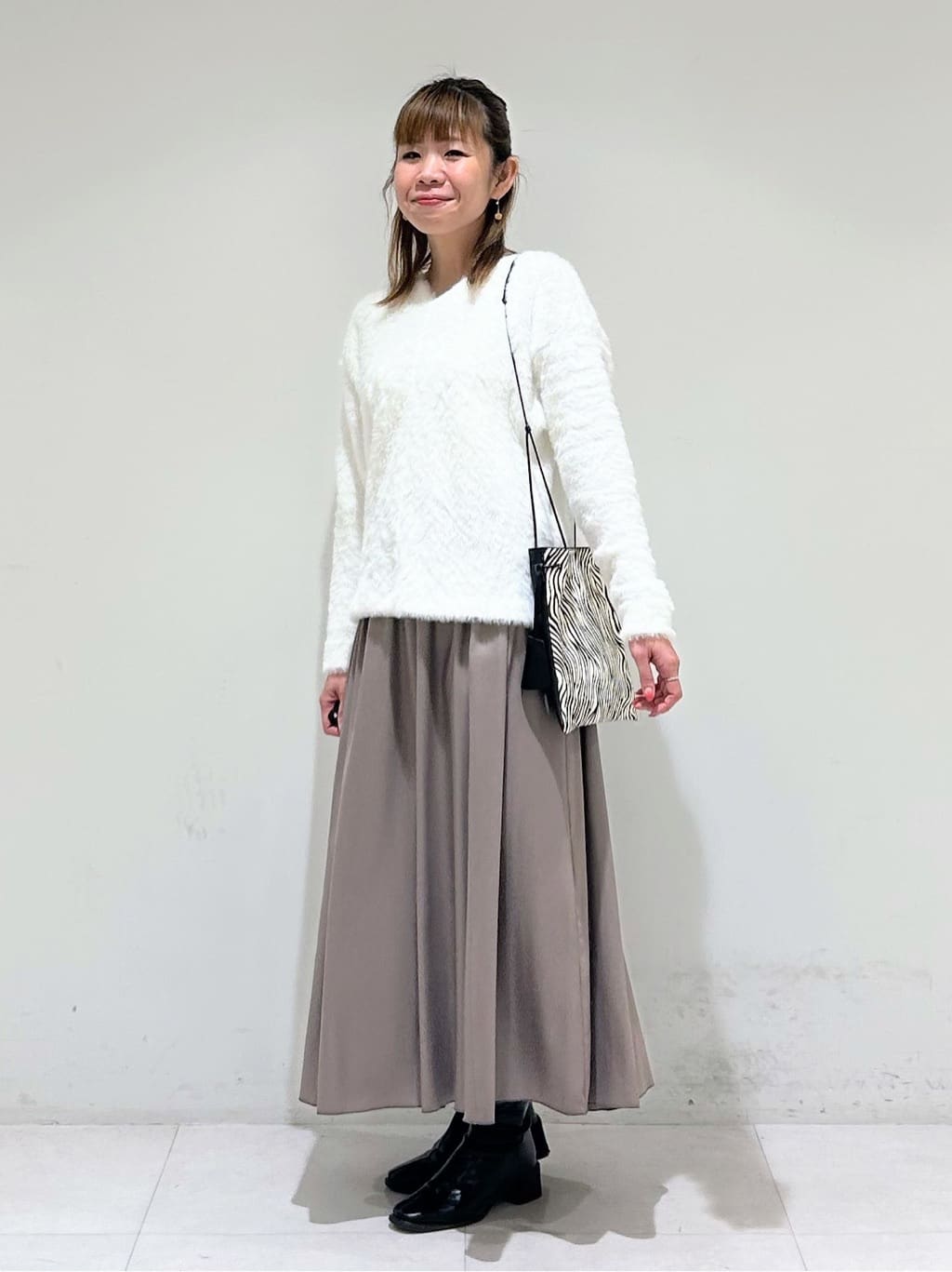 tsuyuさんの「INDIVI｜【洗える】エアリーシャギートップス」を使ったコーディネート