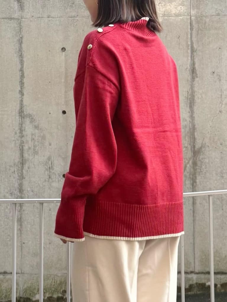 chさんの「THE SHOP TK｜【インしないで着られる】金ボタン ハイネックニット/毛玉になりにくい/静電気防止/洗濯機OK」を使ったコーディネート