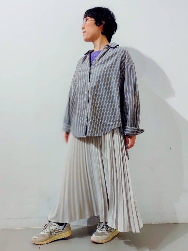 kodamaさんの「THE SHOP TK｜【後ろ姿もサマになる】ストライプ バックシャーリングシャツ/体型カバー/洗える」を使ったコーディネート