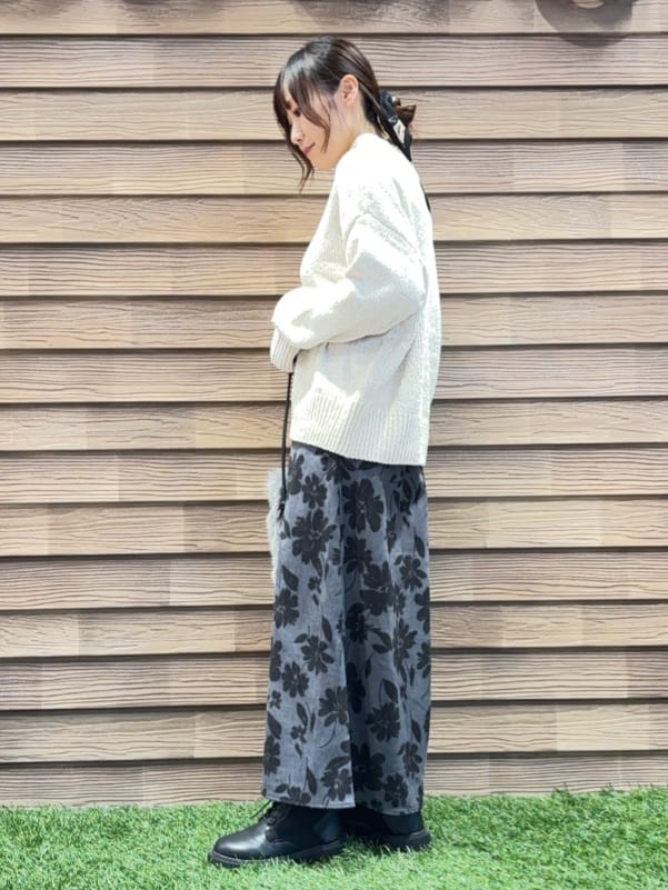 himiさんの「SHOO･LA･RUE｜【S-LL】ほんのりラメで女性らしい ベロアモールモックネックニット」を使ったコーディネート