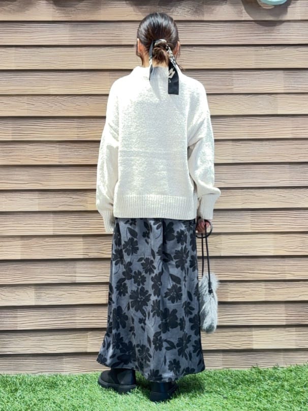 himiさんの「SHOO･LA･RUE｜【S-LL】ほんのりラメで女性らしい ベロアモールモックネックニット」を使ったコーディネート