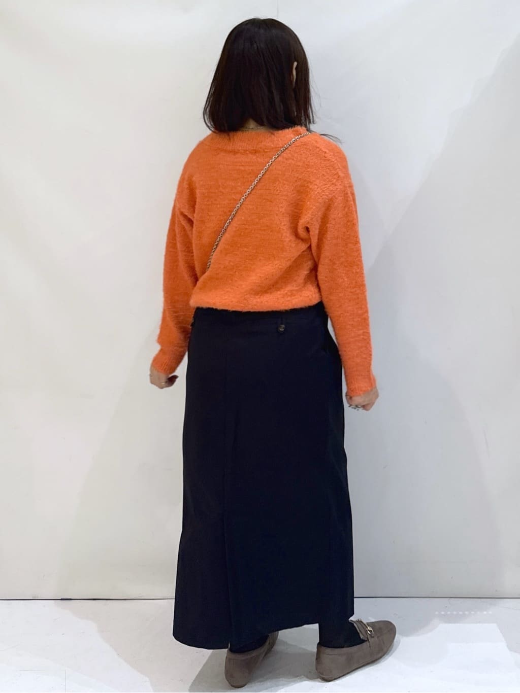 nakkoさんの「OPAQUE.CLIP｜スパンコールフェザーVネックニット【洗濯機OK】」を使ったコーディネート