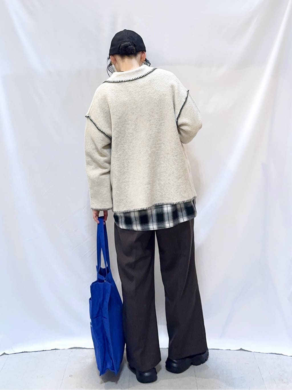 𝐇𝐢𝐫𝐨𝐦𝐢さんの「SHOO･LA･RUE｜配色ステッチがポイント 襟付きジップニットカーディガン」を使ったコーディネート