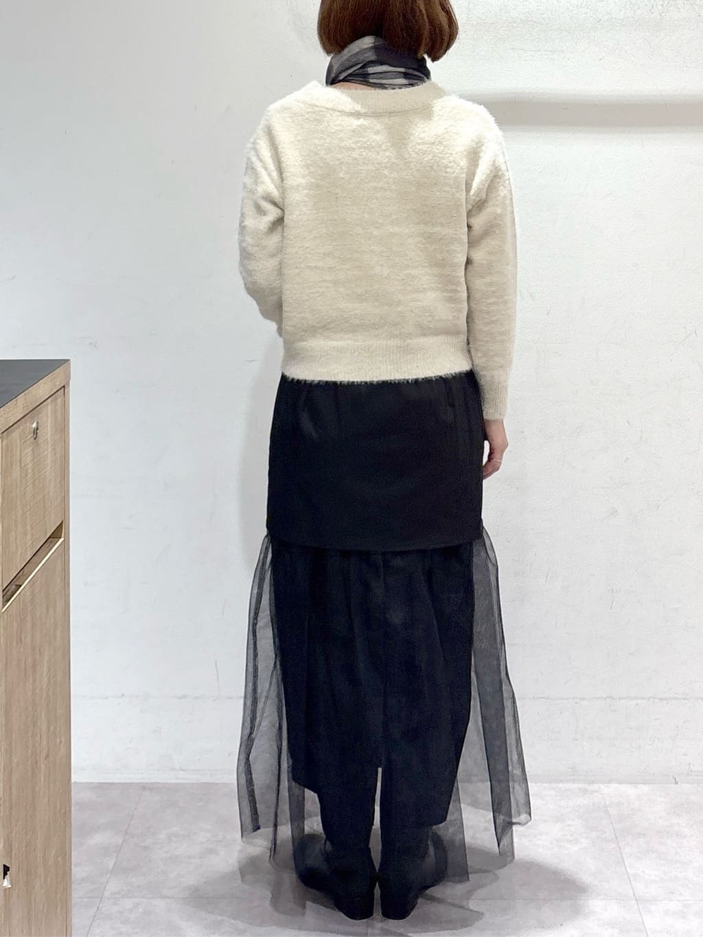 たけねぇさんの「OPAQUE.CLIP｜スパンコールフェザーVネックニット【洗濯機OK】」を使ったコーディネート