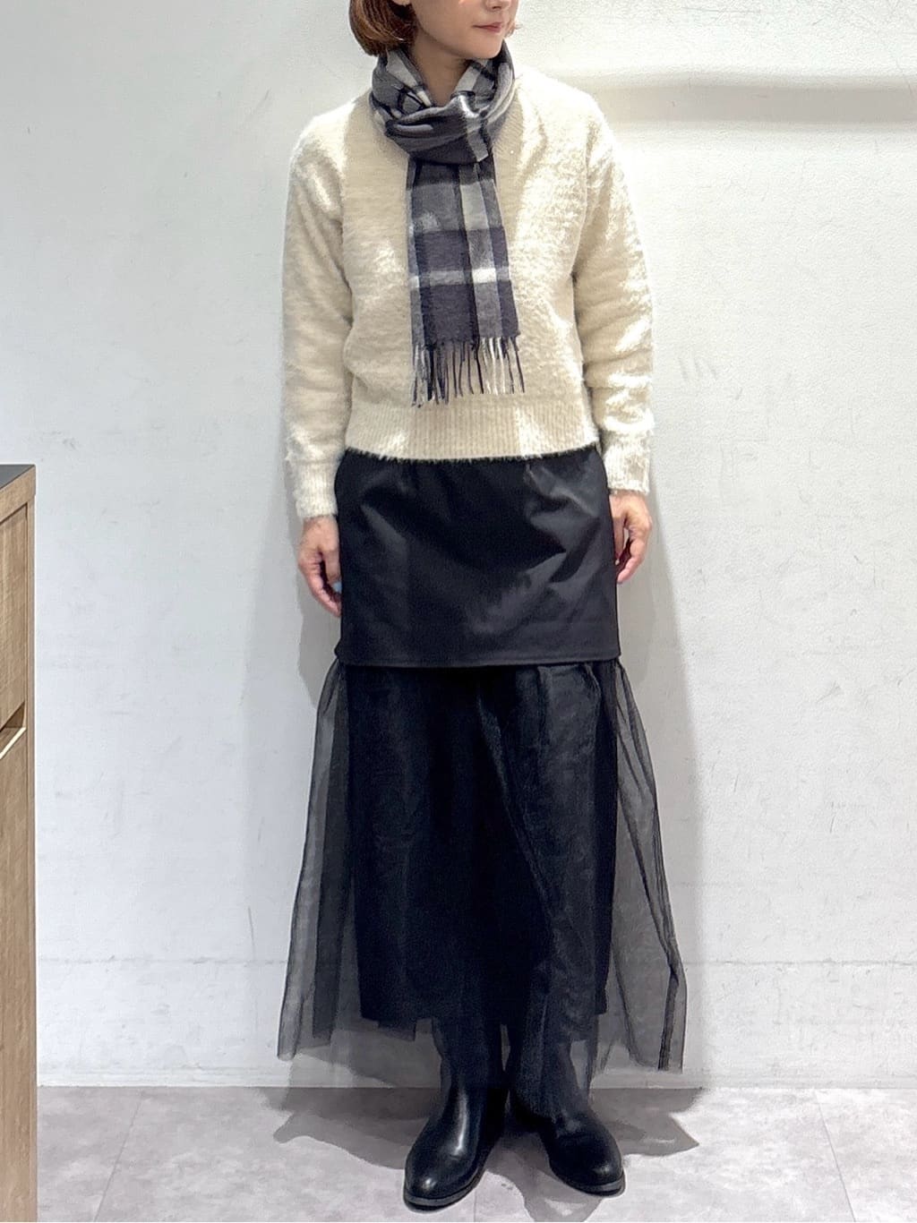 たけねぇさんの「OPAQUE.CLIP｜スパンコールフェザーVネックニット【洗濯機OK】」を使ったコーディネート