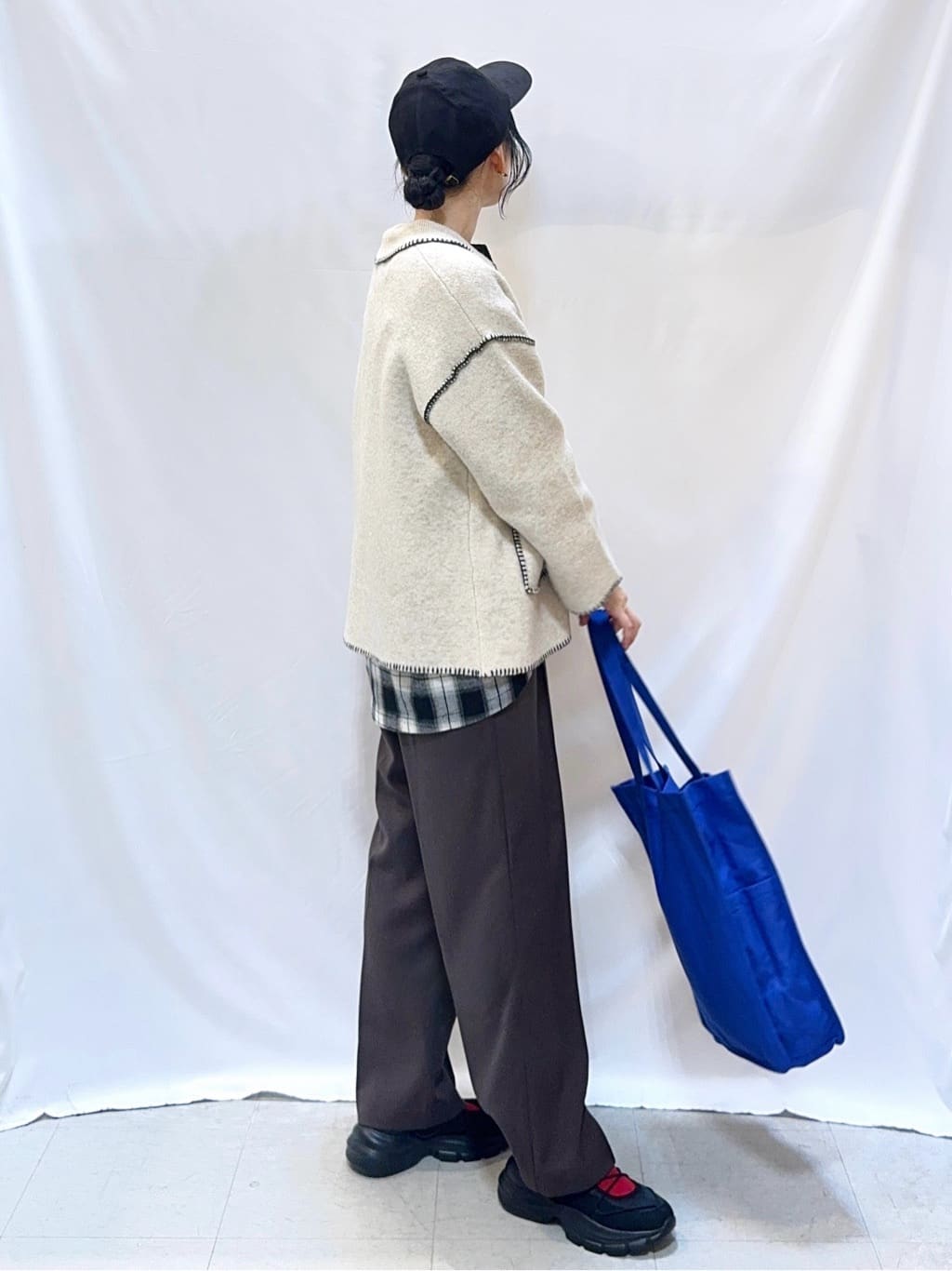 𝐇𝐢𝐫𝐨𝐦𝐢さんの「SHOO･LA･RUE｜配色ステッチがポイント 襟付きジップニットカーディガン」を使ったコーディネート