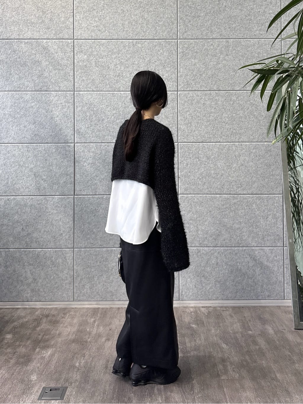 rinaさんの「INDIVI｜クロップドメッシュニット」を使ったコーディネート