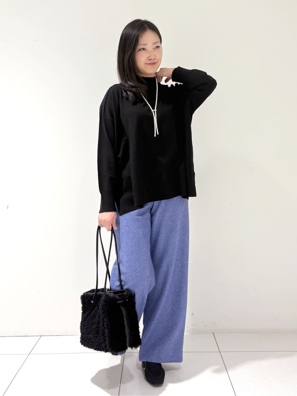 momokoさんの「INDIVI｜【洗える／毛玉になりにくい】エクストラファインウール ハイネックニット」を使ったコーディネート