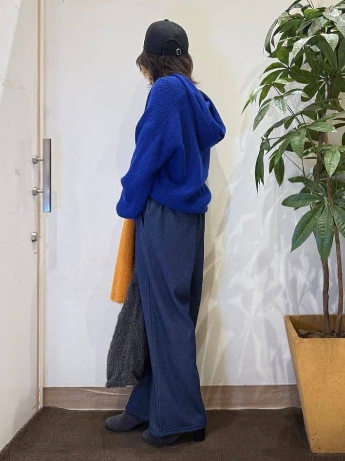 misakiさんの「SHOO･LA･RUE｜【S-LL】お顔周りをすっきり魅せる ふんわり Vネックフードニット」を使ったコーディネート