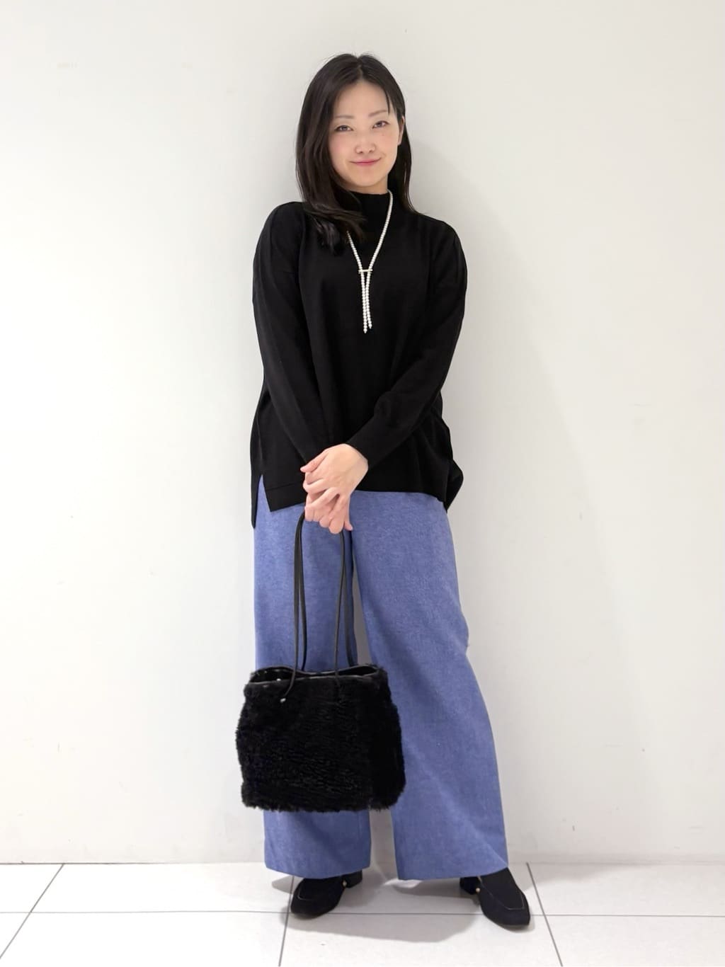 momokoさんの「INDIVI｜【洗える／毛玉になりにくい】エクストラファインウール ハイネックニット」を使ったコーディネート
