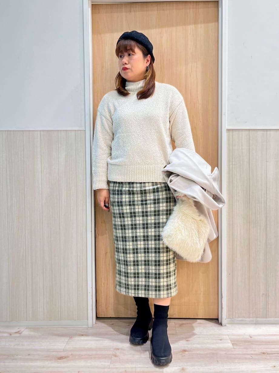 TUMU-TUMUさんの「SHOO･LA･RUE｜【S-LL】ほんのりラメで女性らしい ベロアモールモックネックニット」を使ったコーディネート