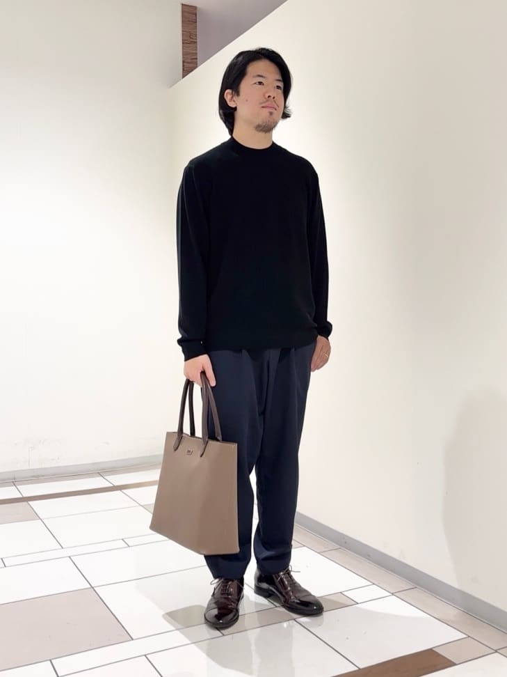 及川さんの「TAKEO KIKUCHI｜ハイゲージ モックネック ニット プルオーバー」を使ったコーディネート
