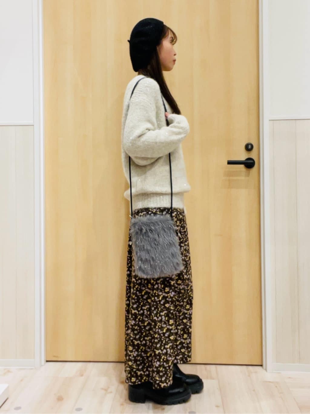 minamiさんの「SHOO･LA･RUE｜【洗濯機可/S-LL】上品にキラリと華やぐ スパンコールニット」を使ったコーディネート